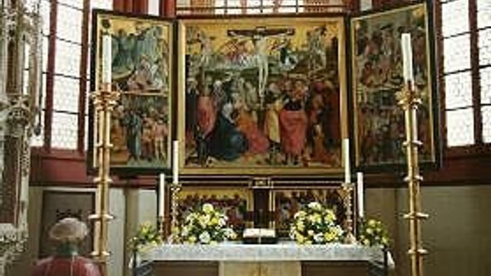 Der Altar der Kilianskirche mit der Darstellung der Kreuzigung Jesu.