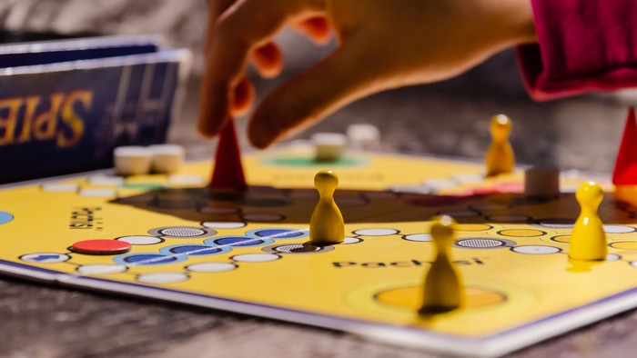 Eine Person spielt das Brettspiel 