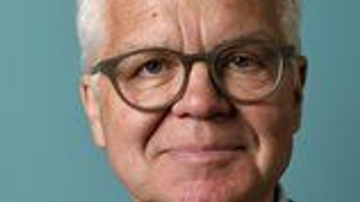 Ansigt, mand Niels Grønkjær med turkisblå baagrund