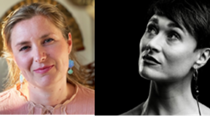 Tre personer: en med et klaver, en med et alvorligt udtryk og en, der smiler.