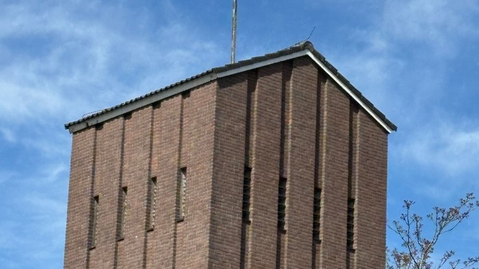 Turm der Auferstehungskirche vor blauem Himmel mit Schleierwolken
