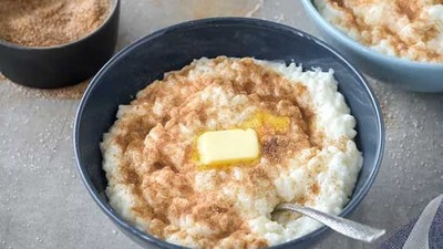 En bowl med risgrynsgrød med smør og sukker.