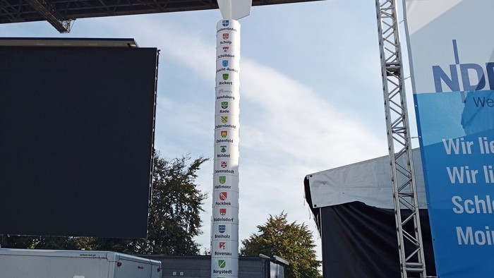 Bild der Bühne vom Gottesdienst beim SH Cup mit der Hochbrücke im Hintergrund