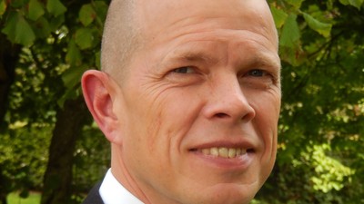 Mand med kald hår og tannleg.