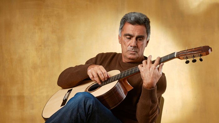 En mand spiller guitar.