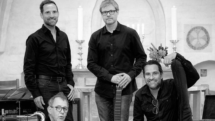 Fire mænd med musikinstrumenter i kirke