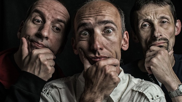 Drei Männer schauen überrascht in die Kamera