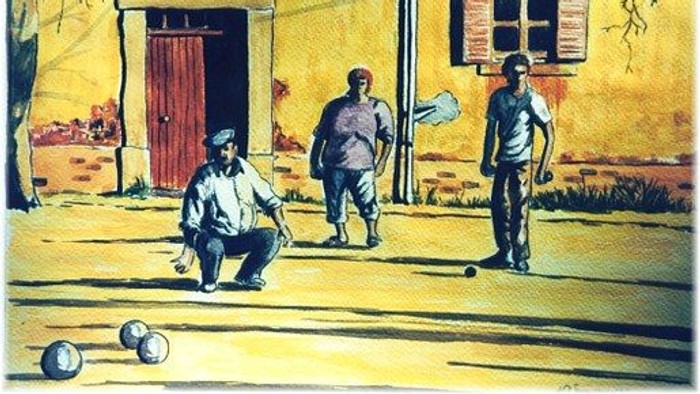 Drei Männer spielen Boccia vor gelbem Haus.