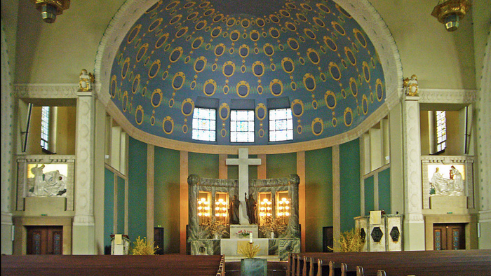 Innenraum einer Kirche mit Kuppelgewölbe und Altarraum