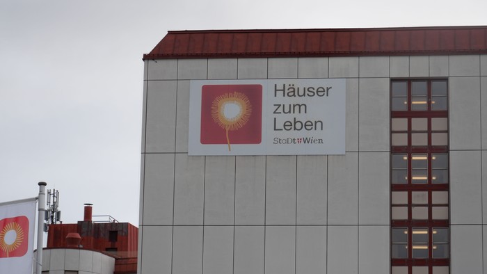 Das Gebäude zeigt ein Werbeschild für 