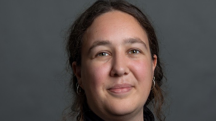 En kvinde med mørke hår og en sort trøje.