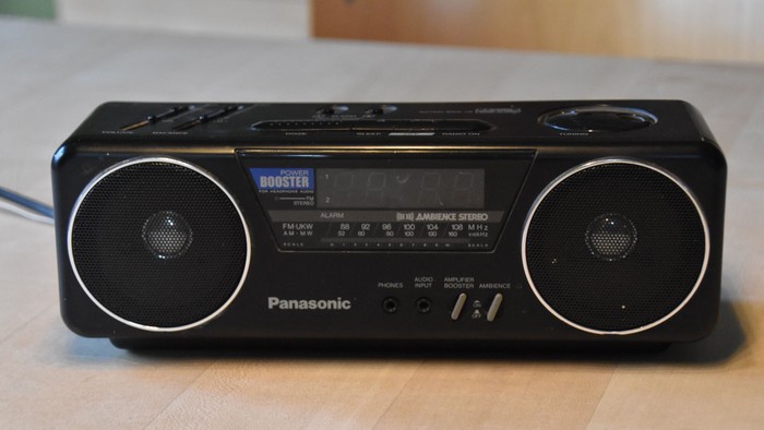 Ein schwararer Panasonic-Boombox steht auf einem Holztisch.