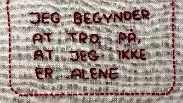 Embroideret citat på stoffet: 