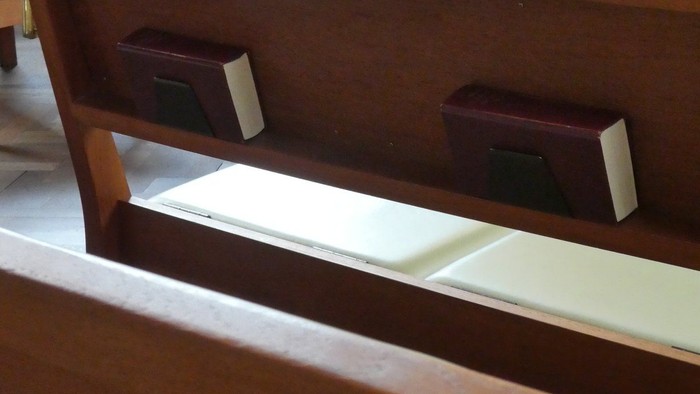 Kirkesæder med bønnebøger og blomster.