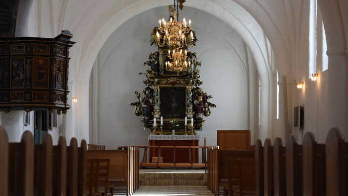 Indre del af kirke med alter og kandleholder