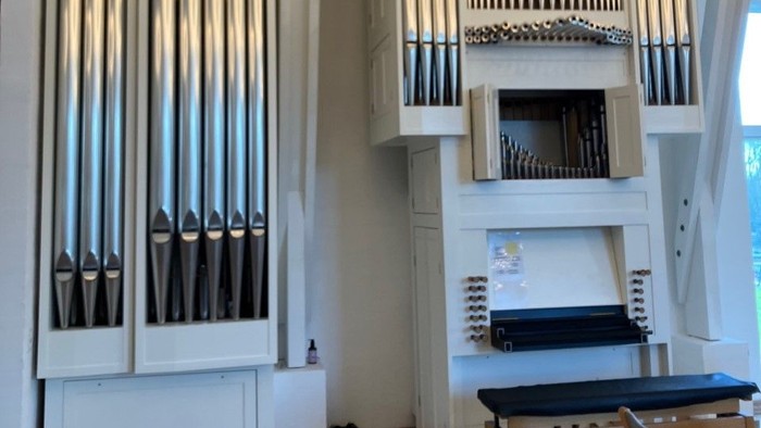 Stor hvid orgel i lys og rummelig rom