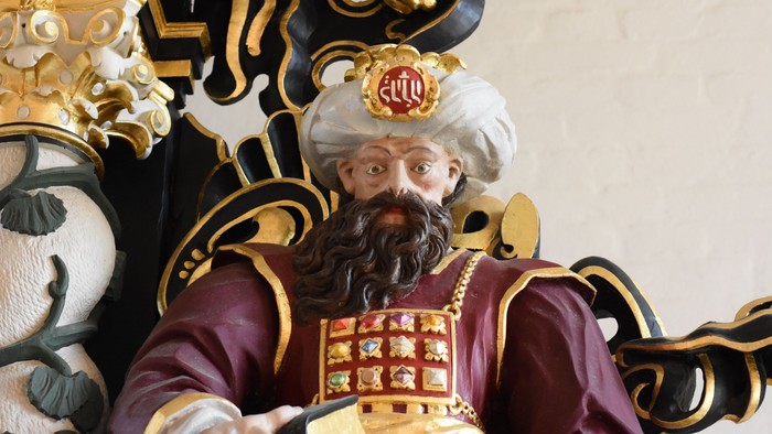 En udsmykket statue af en mand med lang barbe og turban.