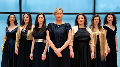 Frauenchor, in der Mitte die Schauspielerin GESINE CUKROWSKI