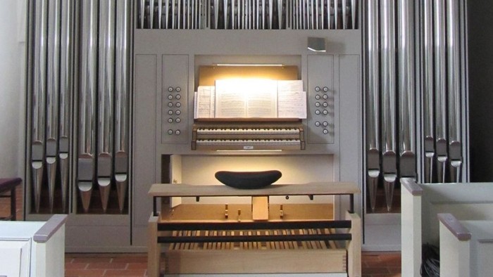 Stor orgel i kirke med mange pipers og manualer