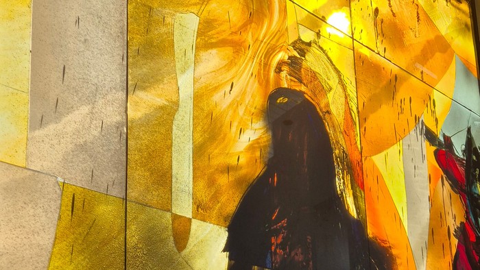 Morgensolen lyser gennem kirkens altervindue, der er udført af kunstneren Maja Lisa Engelhardt.