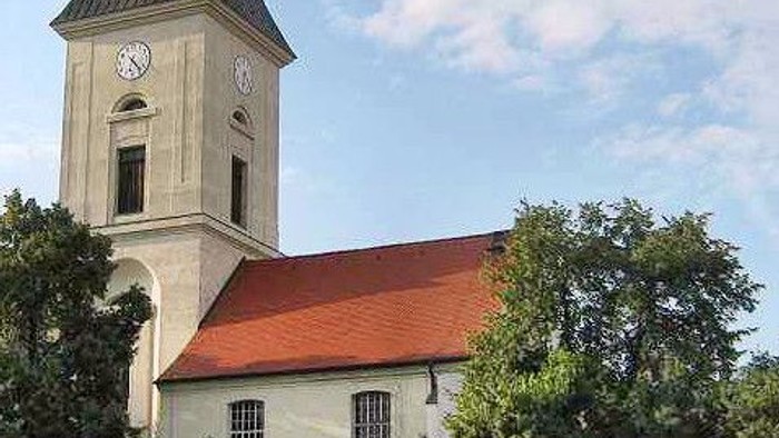 Kirche in Lebus. Blick auf Südseite und Turm.