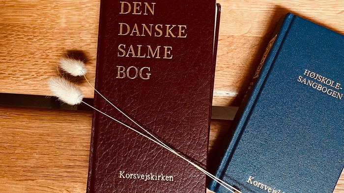To boger på bordet
