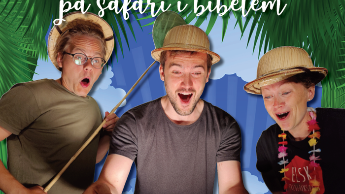 Tre mænd i safaristøvler og hatter ser på en bog, mens de poserer for en fotomur med palmeblade og teksten