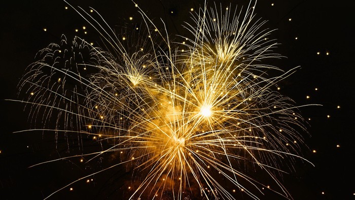 Gul fyrværkeri i nattehimmel