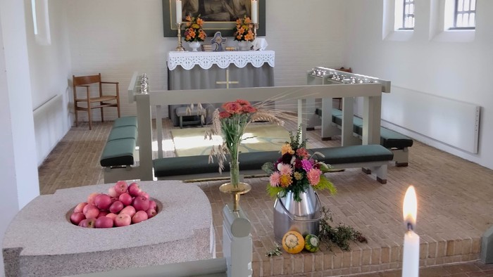 æbler i døbefont, og blomster på gulvet i Dorf kirke
