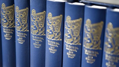 Blå bogudgaver med guldpræg