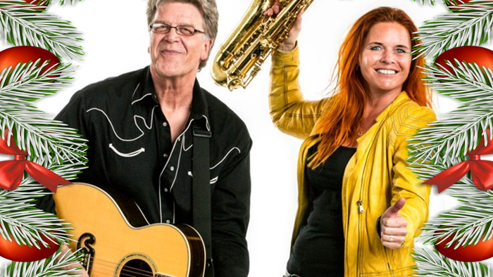 To musicians med instrumenter i juledekor