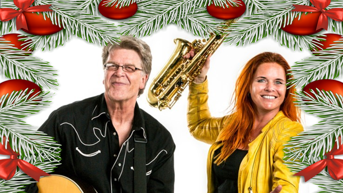 To musicians med instrumenter i juledekor