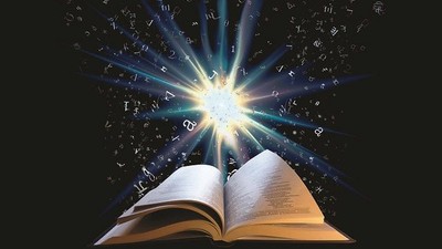 Ein aufgeschlagenes Buch mit leuchtendem Zentrum und umherfliegenden Buchstaben.