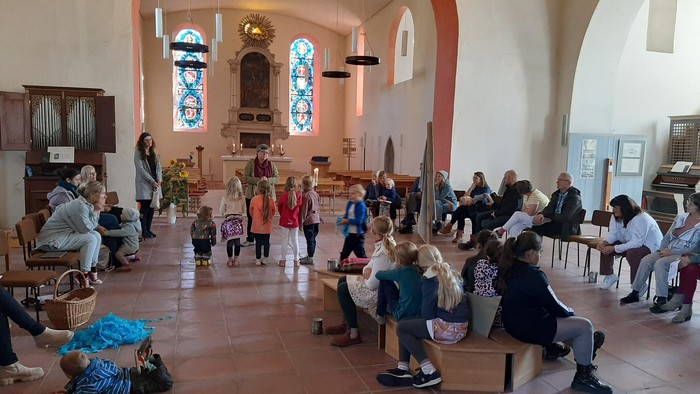Viele Kinder und Erwachsene feiern in der Kirche in Bad Belzig einen Gottesdienst. 