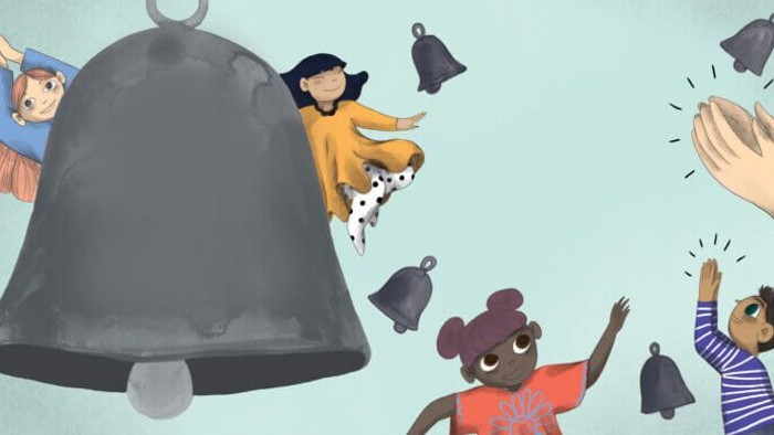 Børn spiller med klokker og bjærger.