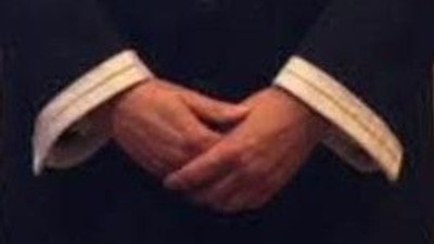 Hænder holder to bage.