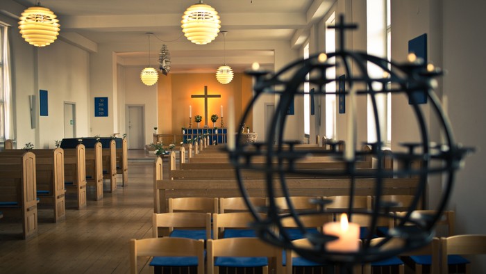 Indenrigsrom med blå stoler og hængende lygter