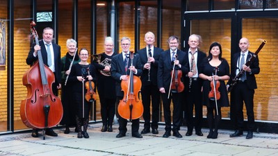 En gruppe musikanere poser med deres instrumenter.