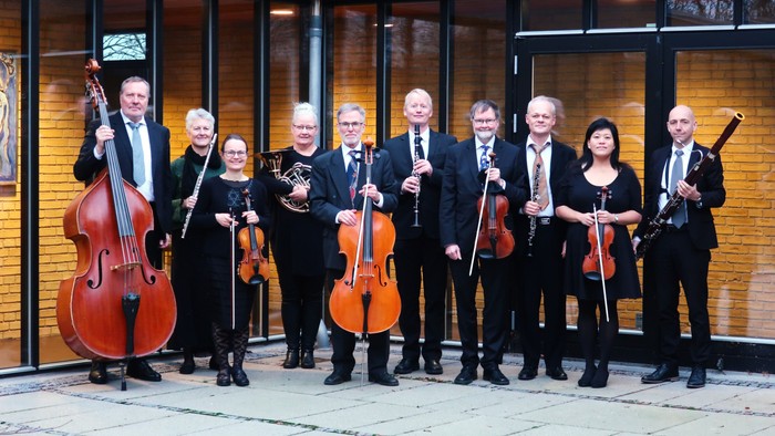 En gruppe musikanere poser med deres instrumenter.