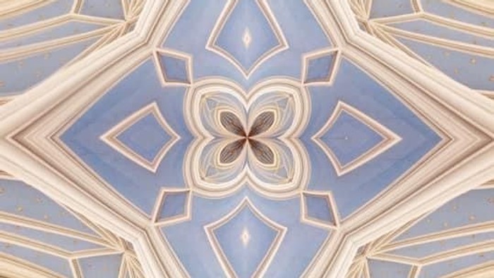 Indre del af en prægtig kirke med blå og guld dekorerede vægge og hvelvede tag