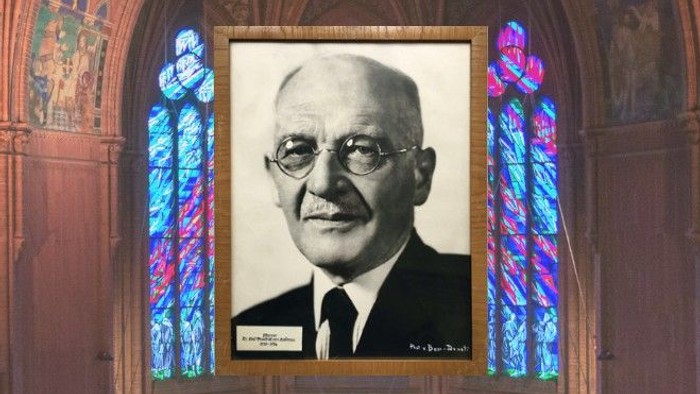 Foto von Pfarrer von Rabenau mit Hintergrund Apostel-Paulus-Kirchraum