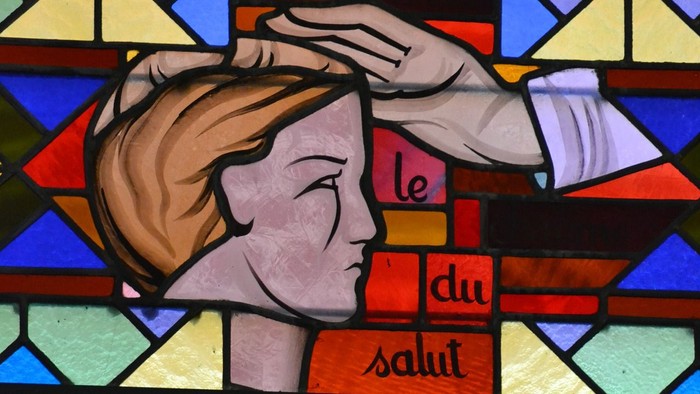 Glassmaleri af en mand med fraser på fransk