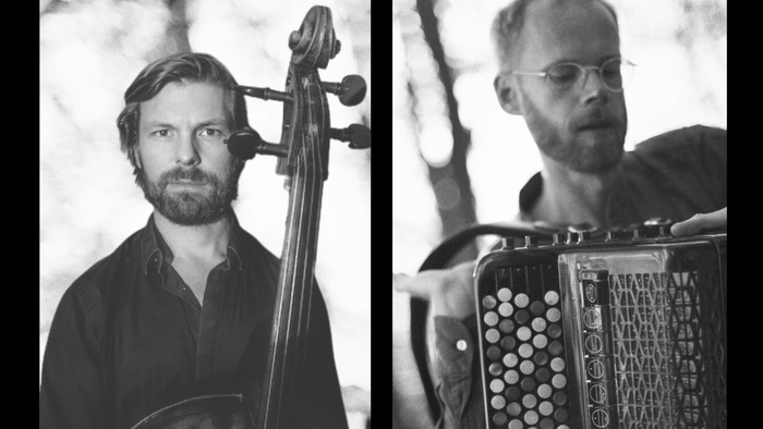 To musikere, der spiller cello og harmonika i en monokrom udendørs setting.