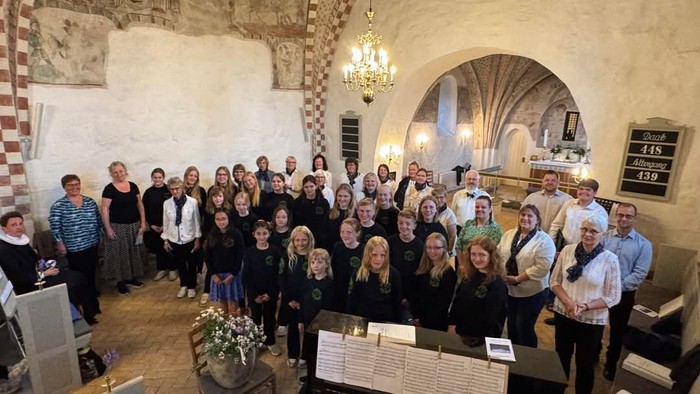 En gruppe af mennesker samlet sig i en kirke for at synge.