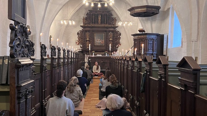 En kirke med folk i bænkene.