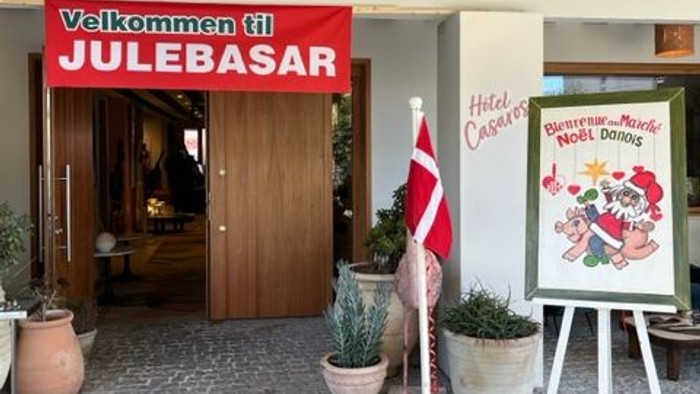 Indgang til Julebasar med danskekflag og plakater