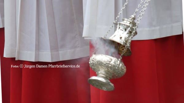 Silbernes Räuchergefäß, das Rauch ausströmt, gehalten von einer Person in weißem Gewand.