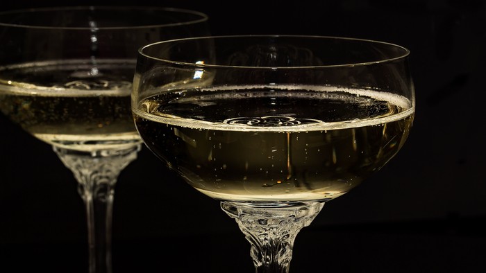 To glass med klar væske og boble.