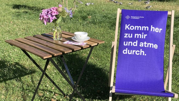 Stuhl und Tisch in Sonne
