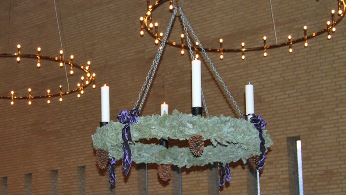 Kirkes indre med hængende lys og krans